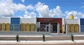 A imagem mostra a fachada da Escola Municipal de Educação Infantil Izabel Favaretto Zandoná, uma...