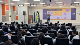 #PraTodosVerem - A imagem mostra estudantes sentados em cadeiras, dentro de um auditório, assist...