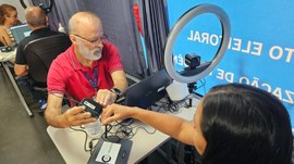 #PraTodosVerem: Um servidor da Justiça Eleitoral realiza coleta biométrica de uma eleitora dentr...