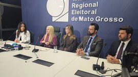 A imagem principal mostra uma coletiva de imprensa realizada na sede do Tribunal Regional Eleito...