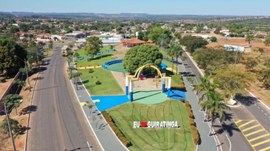 #ParaTodosVerem: A imagem mostra uma vista aérea da entrada da cidade de Guiratinga, com destaqu...