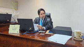 A imagem mostra o juiz-membro Luís Otávio Marques durante uma sessão no plenário do TRE-MT, sent...