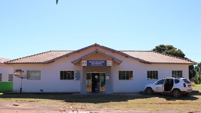 A imagem mostra a fachada de um posto de saúde localizado na comunidade de Boi Morto. O prédio p...