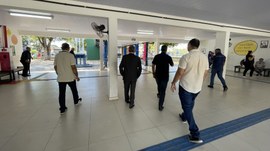 #ParaTodosVerem: A imagem mostra uma comitiva realizando uma visita técnica às dependências de u...