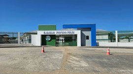#PraTodosVerem: A imagem mostra a fachada de uma escola, em cores verde, azul e branco e a frase...