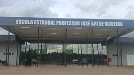 A imagem mostra a fachada de um prédio público que abriga o Fórum da Justiça do Trabalho e o Car...