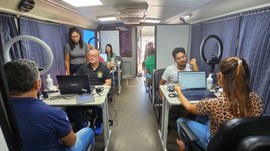 A imagem principal mostra o interior de um ônibus de atendimento itinerante da Justiça Eleitoral...