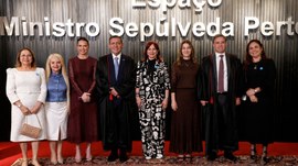 Grupo de autoridades e convidados, dentre eles o presidente empossado do TSE, ministro Nunes Mar...