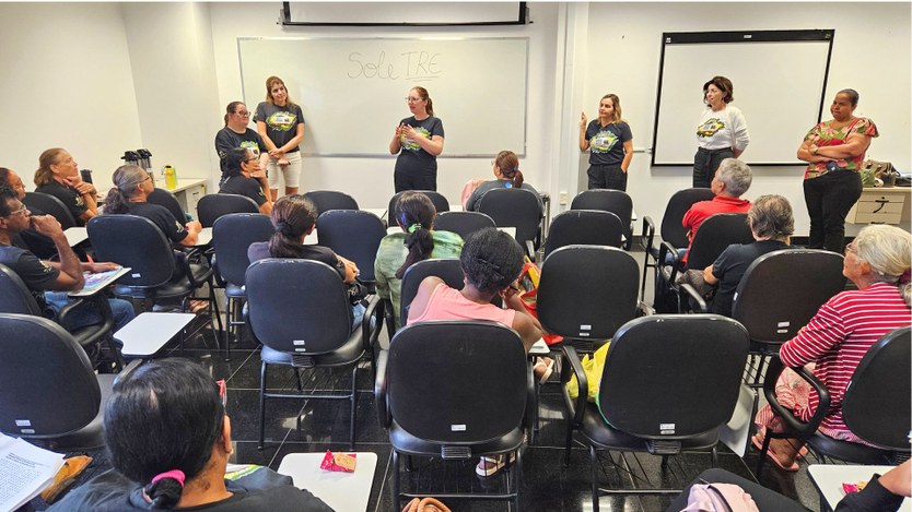 A imagem mostra uma sala de aula com participantes do projeto SoleTRE reunidos durante uma ativi...