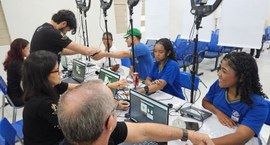 #PraTodosVerem: A imagem mostra três estudantes da rede pública de ensino sendo atendidos por se...