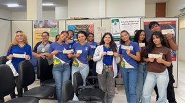 A primeira imagem mostra um grupo de jovens estudantes dentro do Cartório da 10ª Zona Eleitoral,...