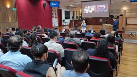 #PraTodosVerem: A imagem mostra o Pleno do TRE-MT, com piso de madeira e paredes que mesclam mad...