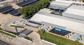 Imagem aérea que exibe a fachada moderna da SESI Escola, destacando-se pelo design contemporâneo...