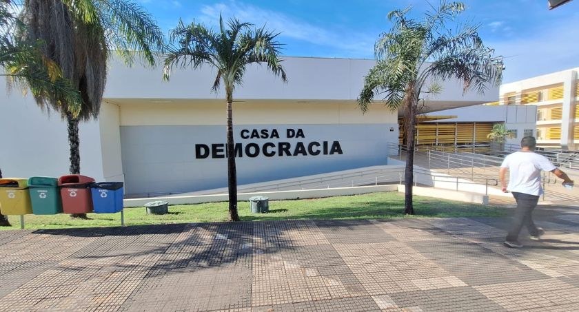 Imagem mostra a fachada da Casa da Democracia, prédio ligado ao Tribunal Regional Eleitoral, com...