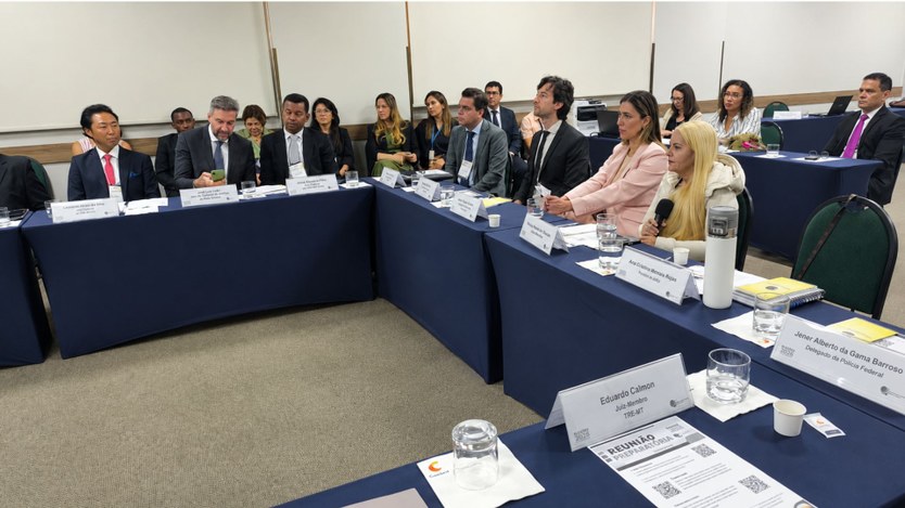 A primeira imagem mostra uma reunião preparatória para as Eleições Gerais de 2026, em Rondonópol...