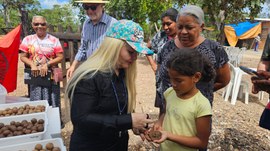 A imagem principal mostra a presidente do TRE-MT, uma mulher loira, usando boné e roupa preta, o...