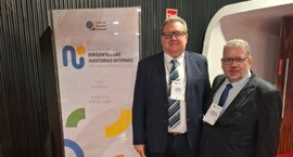 #PraTodosVerem – A imagem mostra dois servidores do TRE-MT, vestindo trajes sociais (ternos e gr...