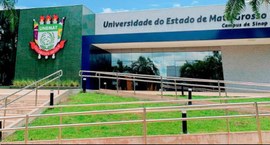 A imagem mostra a fachada de um prédio da Universidade do Estado de Mato Grosso (UNEMAT), no cam...