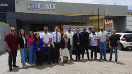 Foto que mostra a presidente do TRE-MT, juntamente com outros integrantes da Justiça Eleitoral, ...
