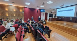 #PraTodosVerem - A imagem mostra a apresentação do Sistema Apollo no plenário do TRE-MT, com par...