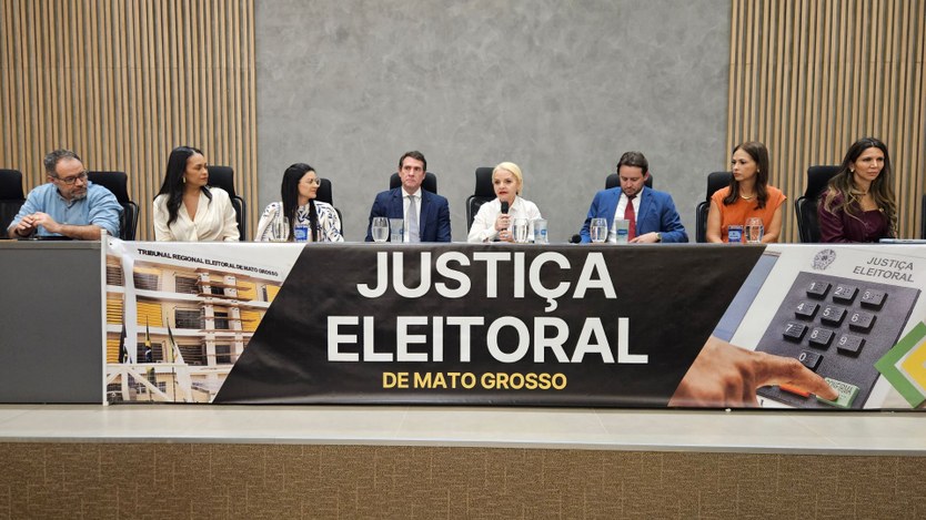 #PraTodosVerem: A imagem mostra uma mesa de autoridades durante um evento da Justiça Eleitoral d...