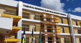 A imagem mostra a fachada do prédio do Tribunal Regional Eleitoral de Mato Grosso (TRE-MT), com ...