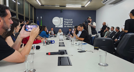 A imagem mostra uma coletiva de imprensa realizada na sede do Tribunal Regional Eleitoral de Mat...