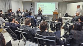 Magistrados e magistradas acompanham aula do módulo de Direito Eleitoral em sala de treinamento,...