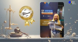 A imagem mostra, à esquerda, uma composição simbólica da Justiça, com uma balança dourada, um ma...