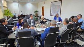 Reunião institucional em sala de reuniões, com a presidente do TRE-MT e representantes do Consel...