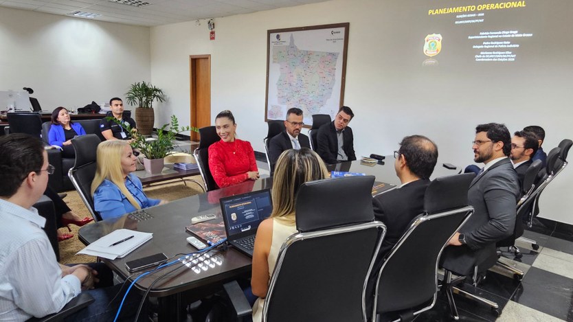 A primeira imagem mostra uma reunião institucional em uma sala de conferências, com representant...