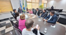 #PraTodosVerem – A imagem mostra uma reunião formal em uma sala institucional, com cerca de dez ...