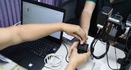 A imagem mostra uma pessoa fazendo o seu cadastro biométrico.