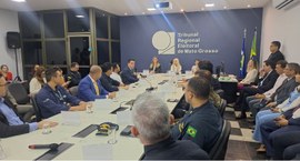 A imagem mostra uma reunião institucional realizada em uma sala de conferência do Tribunal Regio...