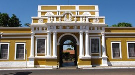 #ParaTodosVerem: A imagem mostra a fachada de um edifício histórico de estilo colonial, pintado ...
