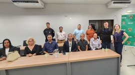 #PraTodosVerem: A imagem mostra um grupo de pessoas posando para a foto. Há algumas pessoas sent...