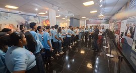 Imagem mostram grupos de estudantes participando de atividades educativas no TRE-MT. Os jovens, ...