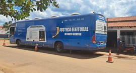 A primeira imagem mostra um ônibus azul da Justiça Eleitoral de Mato Grosso estacionado em uma r...