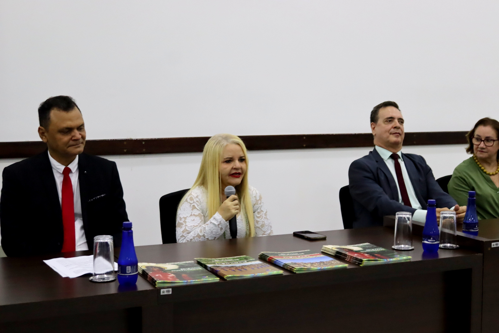 Publicações bilíngues em Karib, Waurá e Xavante ampliam o acesso das comunidades indígenas às in...