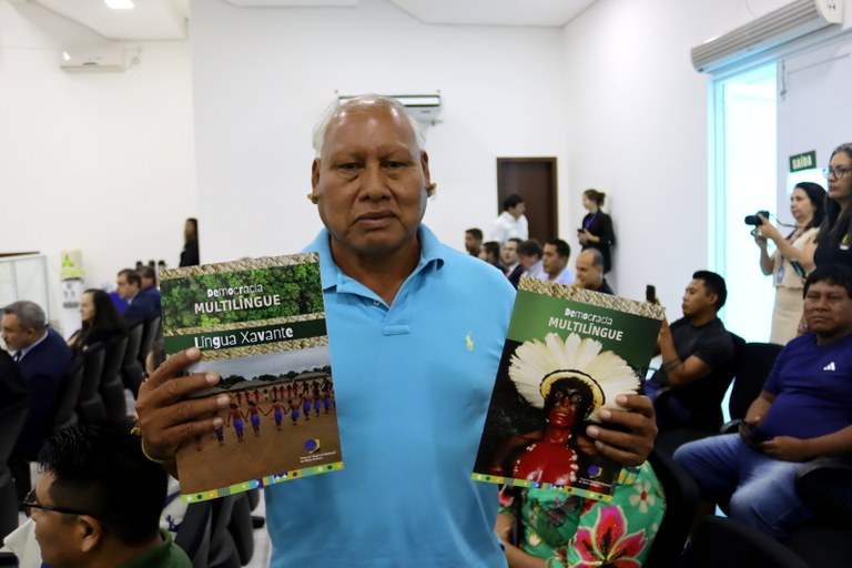 Publicações bilíngues em Karib, Waurá e Xavante ampliam o acesso das comunidades indígenas às in...