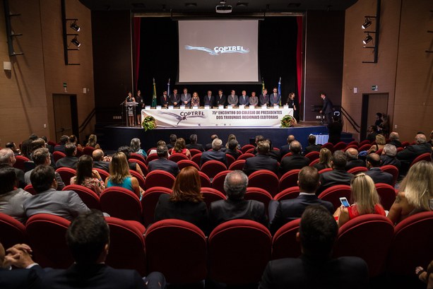 Durante a cerimônia de abertura do 75º Coptrel, foram entregues ‘Medalhas do mérito eleitoral mi...