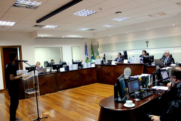 Acadêmicos da UFMT apresentam projeto Direito nas Escolas para Pleno do TRE-MT O Tribunal Regional Eleitoral (TRE-MT) é um dos parceiros do projeto Direito nas Escolas, realiz...