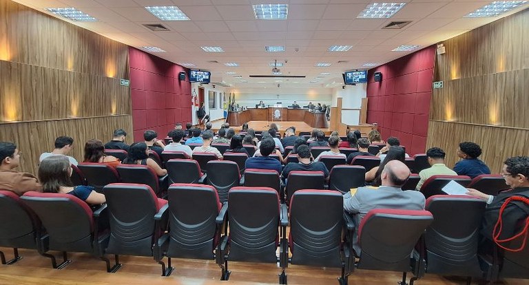 Alunos de Direito da Unemat/Cáceres acompanham sessão plenária e conhecem edifício-sede do TRE-MT 1 Grupo também visitou a Casa da Democracia, Memorial e o Depósito de Urnas da instituição