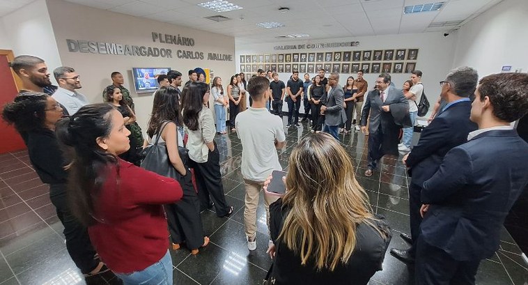 Alunos de Direito da Unemat/Cáceres acompanham sessão plenária e conhecem edifício-sede do TRE-MT Alunos de Direito da Unemat/Cáceres acompanham sessão plenária e conhecem edifício-sede do TRE-MT