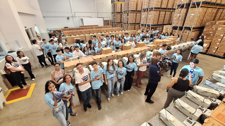 Casa da Democracia recebe 150 alunos do Ensino Médio em visita guiada ao Memorial e ao Depósito de Urnas 2 Casa da Democracia recebe 150 alunos do Ensino Médio em visita guiada ao Memorial e ao Depósito ...