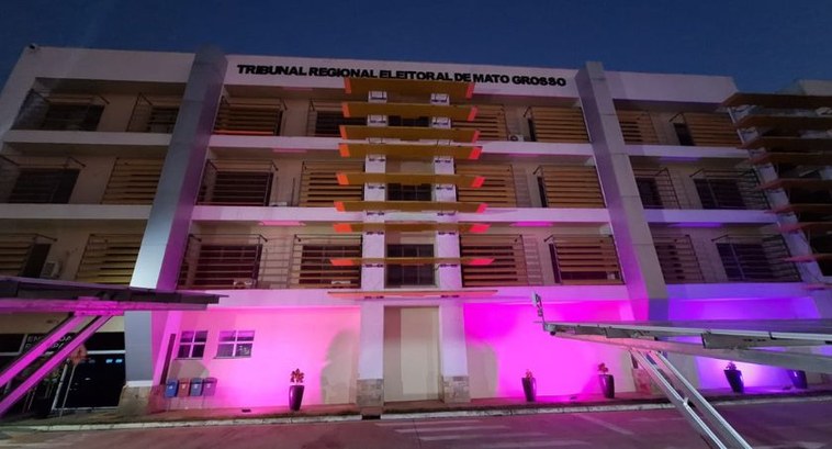 Edifício-sede o TRE-MT ganha iluminação rosa e reforça apoio à campanha Outubro Rosa