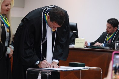 Magistrado assume a cadeira deixada pelo juiz Luiz Otávio Pereira Marques; cerimônia foi acompan...