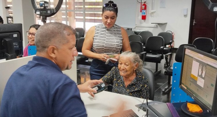 Eleitora de 98 anos, moradora do Jardim Florianópolis, faz biometria depois de 29 anos sem votar