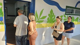 eleitores na fila para votar