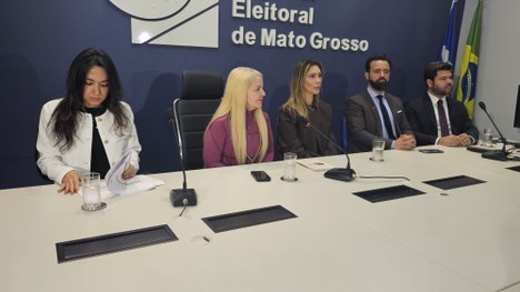 Na ocasião, foram apresentados os juízes responsáveis pelas questões jurídicas e administrativas...